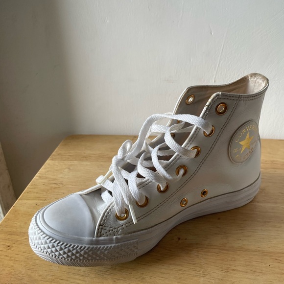 🔥🔥🔥Marked Down from $36 - $14🔥🔥🔥Converse Women's White High-Top Sneakers - Picture 10 of 14